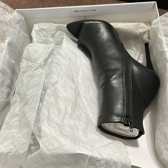 STEVE MADDEN BLACK OPEN TOE BOOTS - Picture 3 of 5